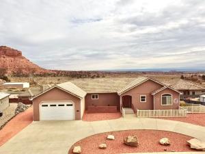 Kanab Family Retreat with Theater & Hot Tub