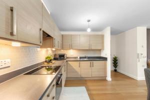 Modern 2Bedroom Apartment in Wembley Park, Balcony Views & Free Parking