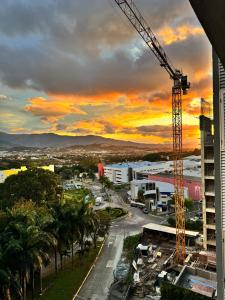 Modern Lux 2BR King Suite - Near SJO - Cinema, Pool, Gym