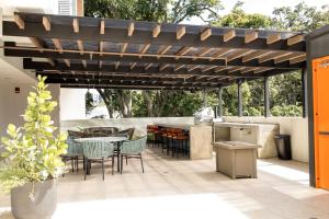 Modern Lux 2BR King Suite - Near SJO - Cinema, Pool, Gym