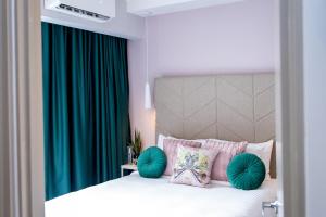 Modern Lux 2BR King Suite - Near SJO - Cinema, Pool, Gym