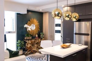 Modern Lux 2BR King Suite - Near SJO - Cinema, Pool, Gym