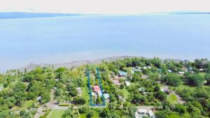 Beachfront Cabin with AC, Starlink, hot water, Nature Paradise