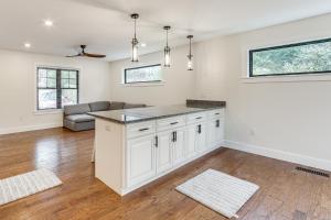 2 Mi to Lake Tomahawk Park! Quiet Escape with Deck