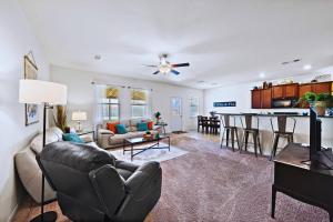 Come stay a while 3 bedroom WiFi Smart TV in every room Covered Patio Fire Pit Quiet Home on Large Lot 5 Star Super Host