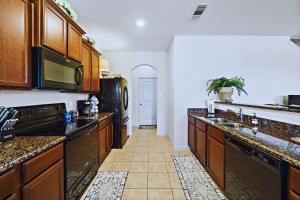 Come stay a while 3 bedroom WiFi Smart TV in every room Covered Patio Fire Pit Quiet Home on Large Lot 5 Star Super Host