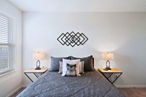 Come stay a while 3 bedroom WiFi Smart TV in every room Covered Patio Fire Pit Quiet Home on Large Lot 5 Star Super Host