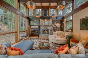 Painted River Retreat by Tahoe Getaways - 4BR w River Views, Hot Tub & EV Charger.