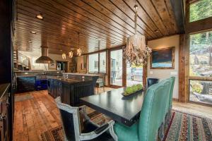 Painted River Retreat by Tahoe Getaways - 4BR w River Views, Hot Tub & EV Charger.