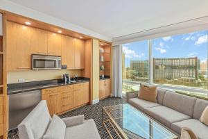 Newly Renovated Exquisite Trump Studio 1712 Great Views