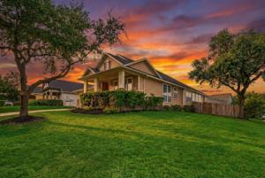 Peaceful Exec Home w Office Near Everything