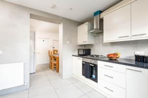 Long Stay 5Bed-2Bath-Parking-By FabAccommodation