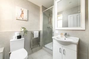 Long Stay 5Bed-2Bath-Parking-By FabAccommodation