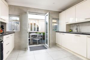 Long Stay 5Bed-2Bath-Parking-By FabAccommodation