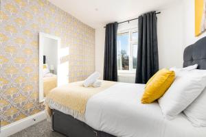 Long Stay 5Bed-2Bath-Parking-By FabAccommodation