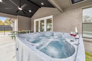 Beautiful 4Bd 3Ba Home with Pool Hot Tub & Cinema