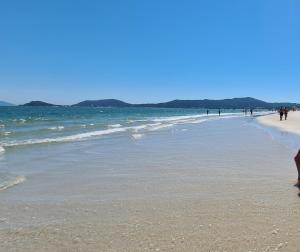 Apartamento beira mar pé na areia mobiliado