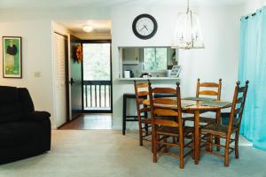Three Little Pines Condo 2BD 2BA with Seasonal Pool Close to Village and Pinehurst Resort