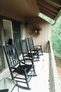 Three Little Pines Condo 2BD 2BA with Seasonal Pool Close to Village and Pinehurst Resort