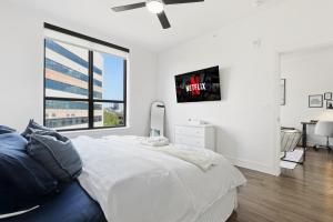 Upscale Penthouse Pool, Gym and Garage