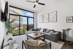 Upscale Penthouse Pool, Gym and Garage