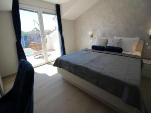 Seaside 3-Bedroom Luxury Penthouse