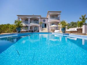 Nice Villa in Budens with pool