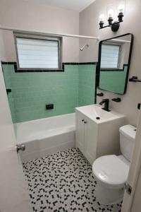 Cozy 2BR Near Beach, Full Kitchen, I-95 Access