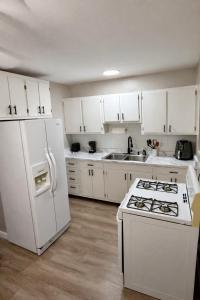 Cozy 2BR Near Beach, Full Kitchen, I-95 Access