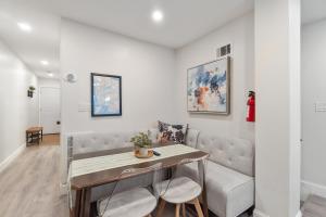 Holiday Home Brownstone City Stay 5BEDS, Private Dual Units