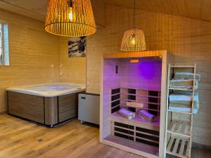 Luxe et sérénité : jacuzzi, sauna, piscine chauffée, home-cinéma et plus près du Mans - FR-1-410-396