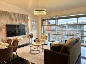 Lux 2-Bed City Centre Apartment Sleeps 6 Free Parking Balcony Near Leeds Station & Millennium Square view