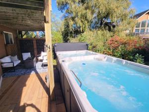 Large Chalet Hideaway - Hottub-SwimSpa - Sauna