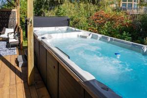 Large Chalet Hideaway - Hottub-SwimSpa - Sauna
