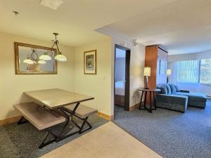 1 Bedroom Condo Perfect Location #425 with Pool and Hot Tub