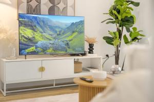 Burwood 2BR Next to Station and Mall