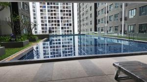 A3508 Monthly Condo Skytrain Minutes away Full Kitchen and Bath!