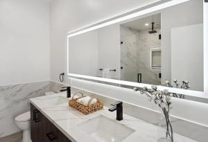 Modern 5-bedroom House FREE parking