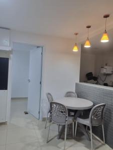 Apartamento novo bem localizado em Manaira