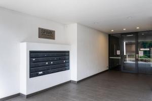 Wolli Creek Stylish 2-Bedroom and 2 bathrooms apartment with free parking, steps to train and CBD