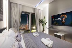 Premium Suite 3 BR 200 degree Views 85-inch TV and Sunset View