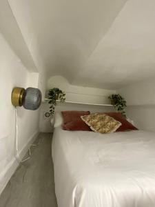 Cadarso calle, pequeño estudio de 8m2 con altillo con escaleras a cama doble, en Palacio Real y Plaza de España