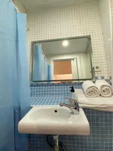 Cadarso calle, pequeño estudio de 8m2 con altillo con escaleras a cama doble, en Palacio Real y Plaza de España