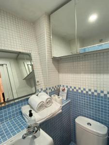 Cadarso calle, pequeño estudio de 8m2 con altillo con escaleras a cama doble, en Palacio Real y Plaza de España