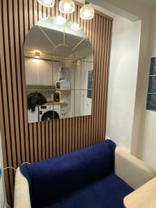 Cadarso calle, pequeño estudio de 8m2 con altillo con escaleras a cama doble, en Palacio Real y Plaza de España