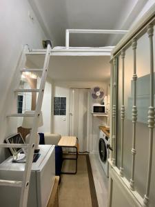 Cadarso calle, pequeño estudio de 8m2 con altillo con escaleras a cama doble, en Palacio Real y Plaza de España