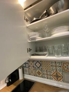 Cadarso calle, pequeño estudio de 8m2 con altillo con escaleras a cama doble, en Palacio Real y Plaza de España