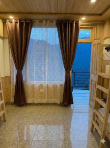 Nesto Stay and Cafe, Shoja Jibhi