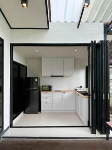 Riverfront Design Villa w 3 Acre Lawn and River View