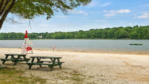 7mins to Skiing Fire Pit Game Table Lake Access Hygge Home by AvantStay